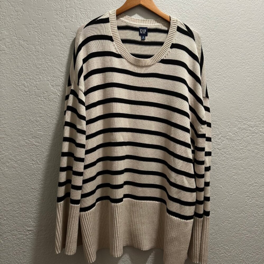Gap Split Hem Sweater in Cream and Black